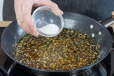 Sauce für das Orange Chicken mit Speisestärke andicken