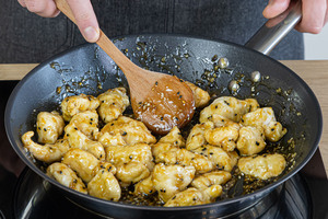 gebackenes Hähnchen mit der Sauce vermengen
