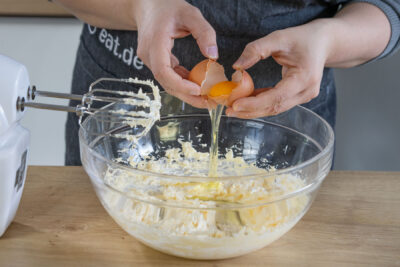 Eier zur Butter geben