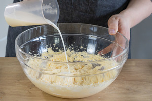Mehl in die schaumige Butter rühren