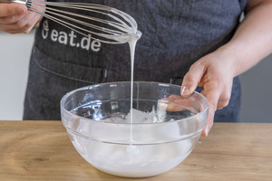 Guss mit Puderzucker anrühren