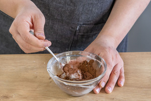 Zuckerguss mit Kakao verrühren