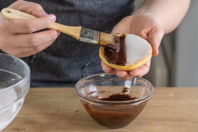 Amerikaner mit Zuckerguss dekorieren