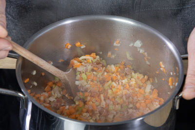 Gemüsewürfel und Hack anbraten