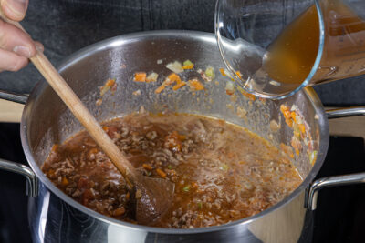 Brühe zur Bolognese geben