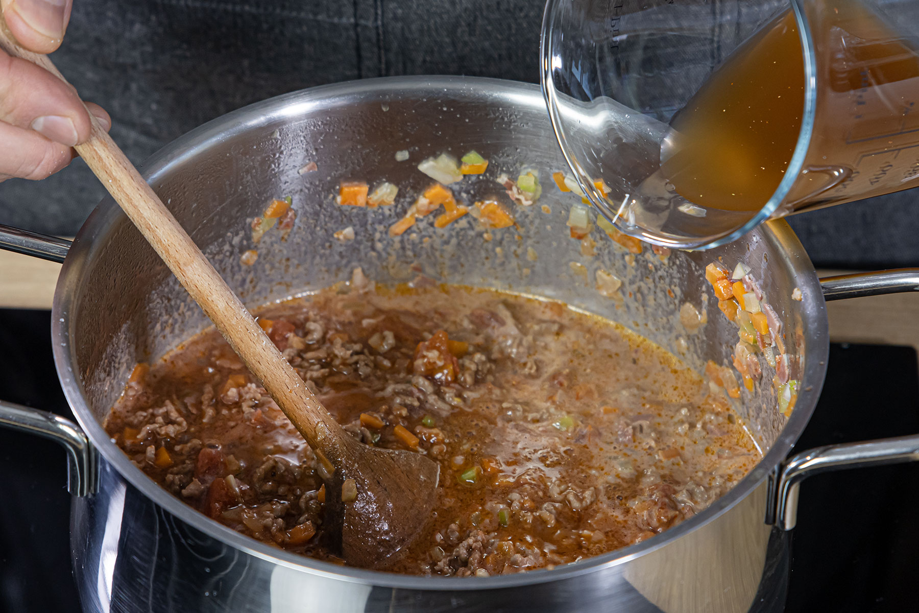 Brühe zur Bolognese geben