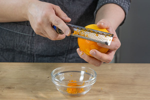 Schale der Orange abreiben