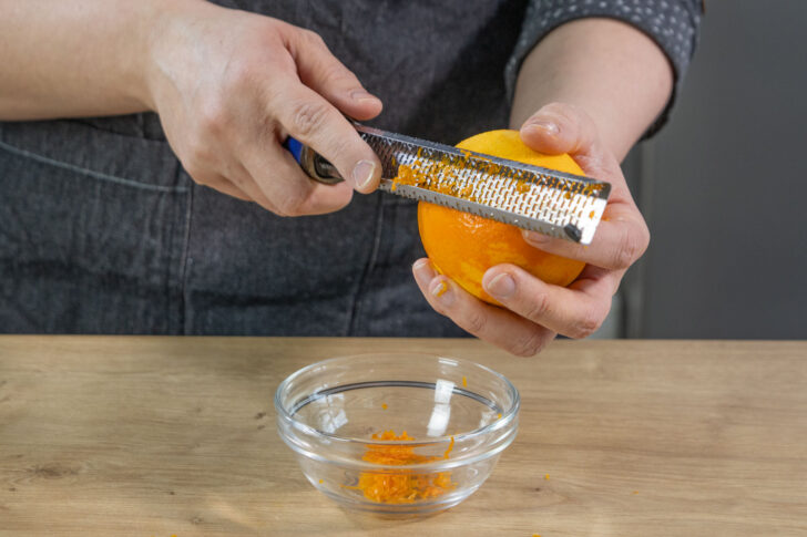 Schale der Orange abreiben