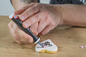mit Zuckerschrift ein Hasengesicht malen