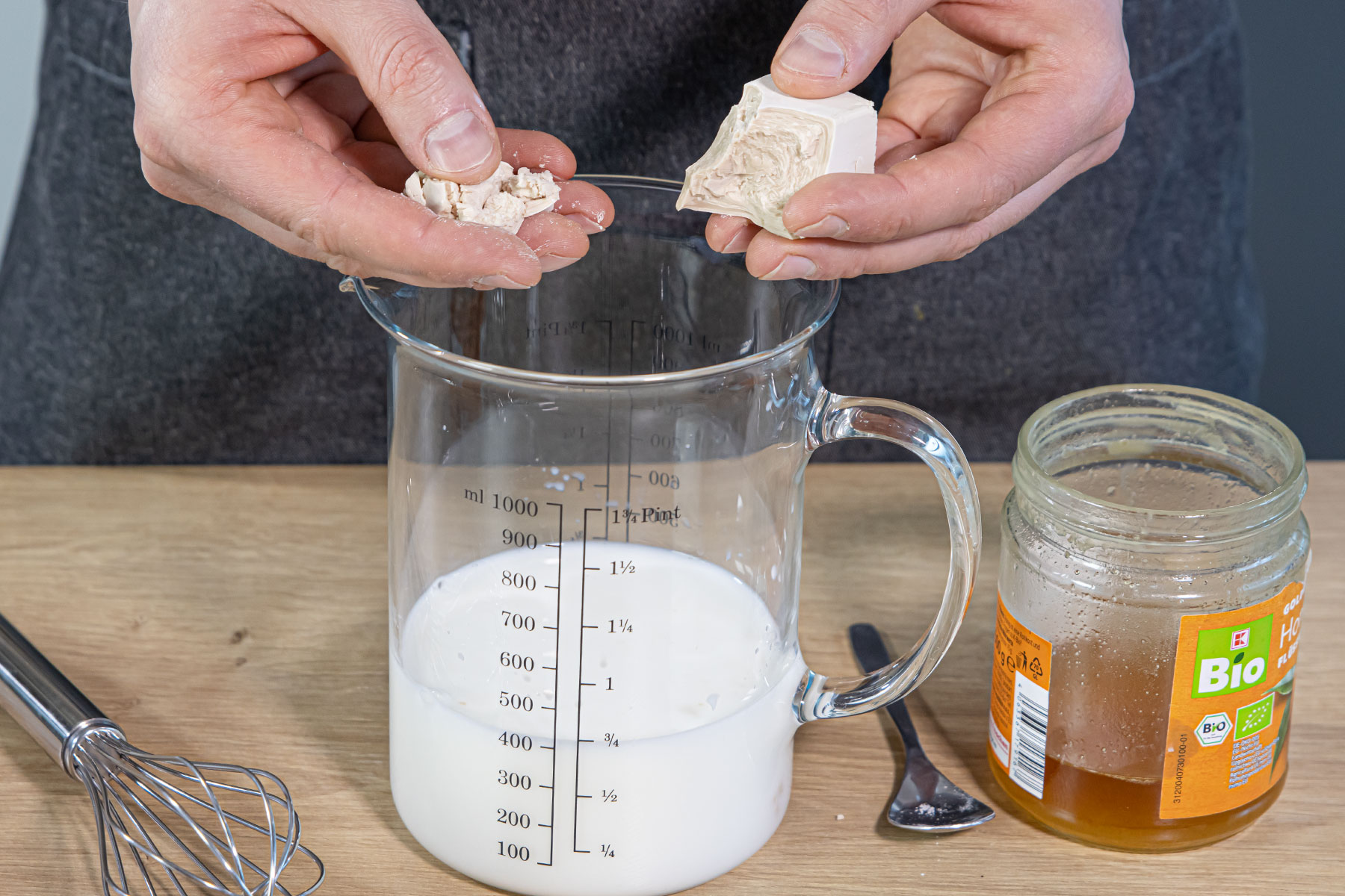Frische Hefe mit Wasser und Milch verrühren