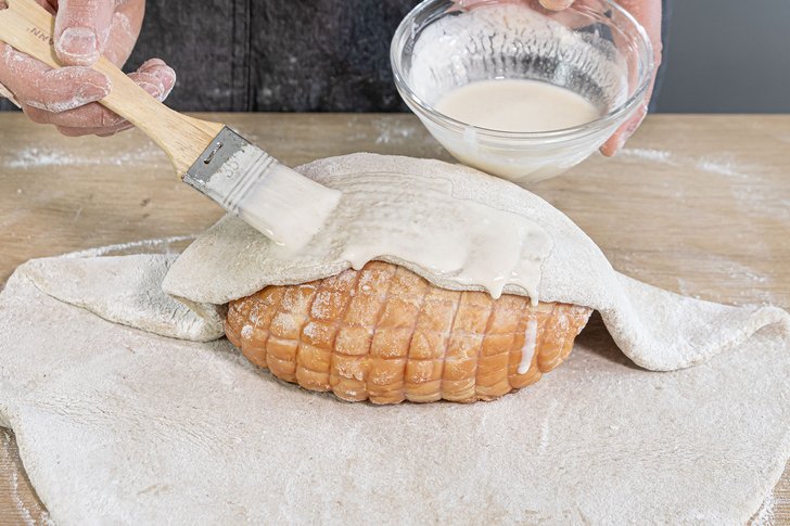 Osterschinken in den Brotteig hüllen