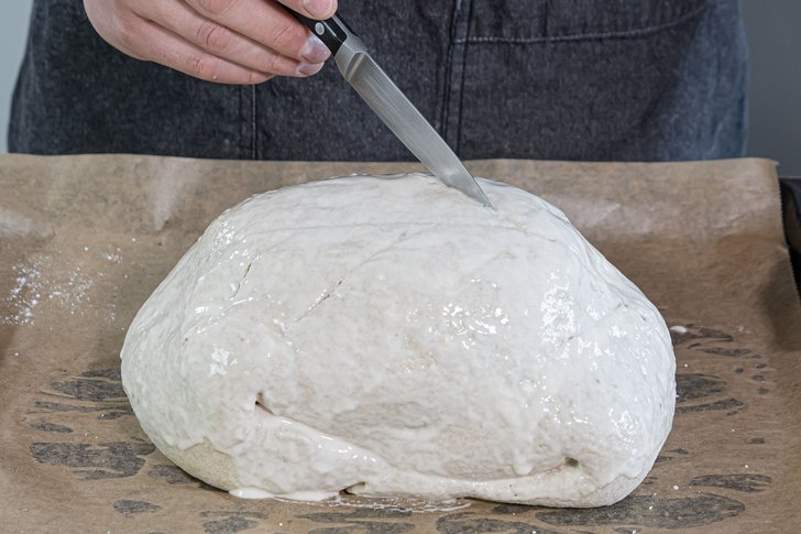 Osterschinken im Brotteig einschneiden