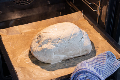 Osterschinken im Vrotteig im Ofen backen