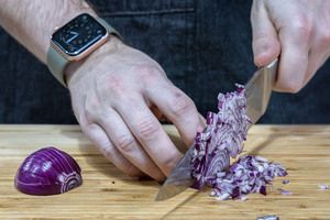 Zwiebel in Würfel schneiden