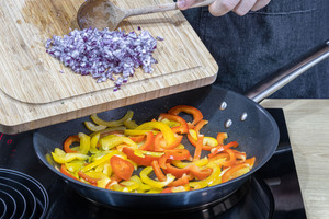 Zwiebel in die Pfanne geben