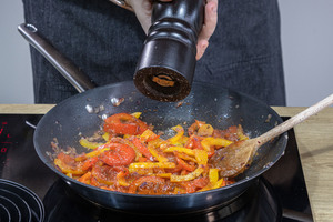 Mit Salz und Pfeffer abschmecken