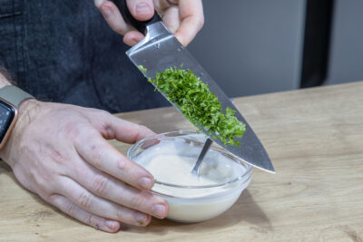 Kräuter zum Joghurt geben