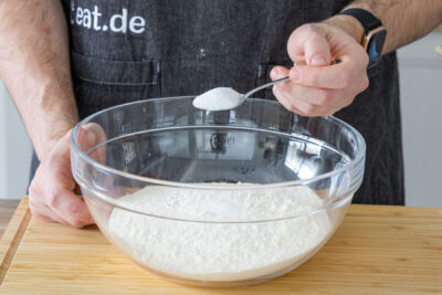 Salz zum Mehl geben