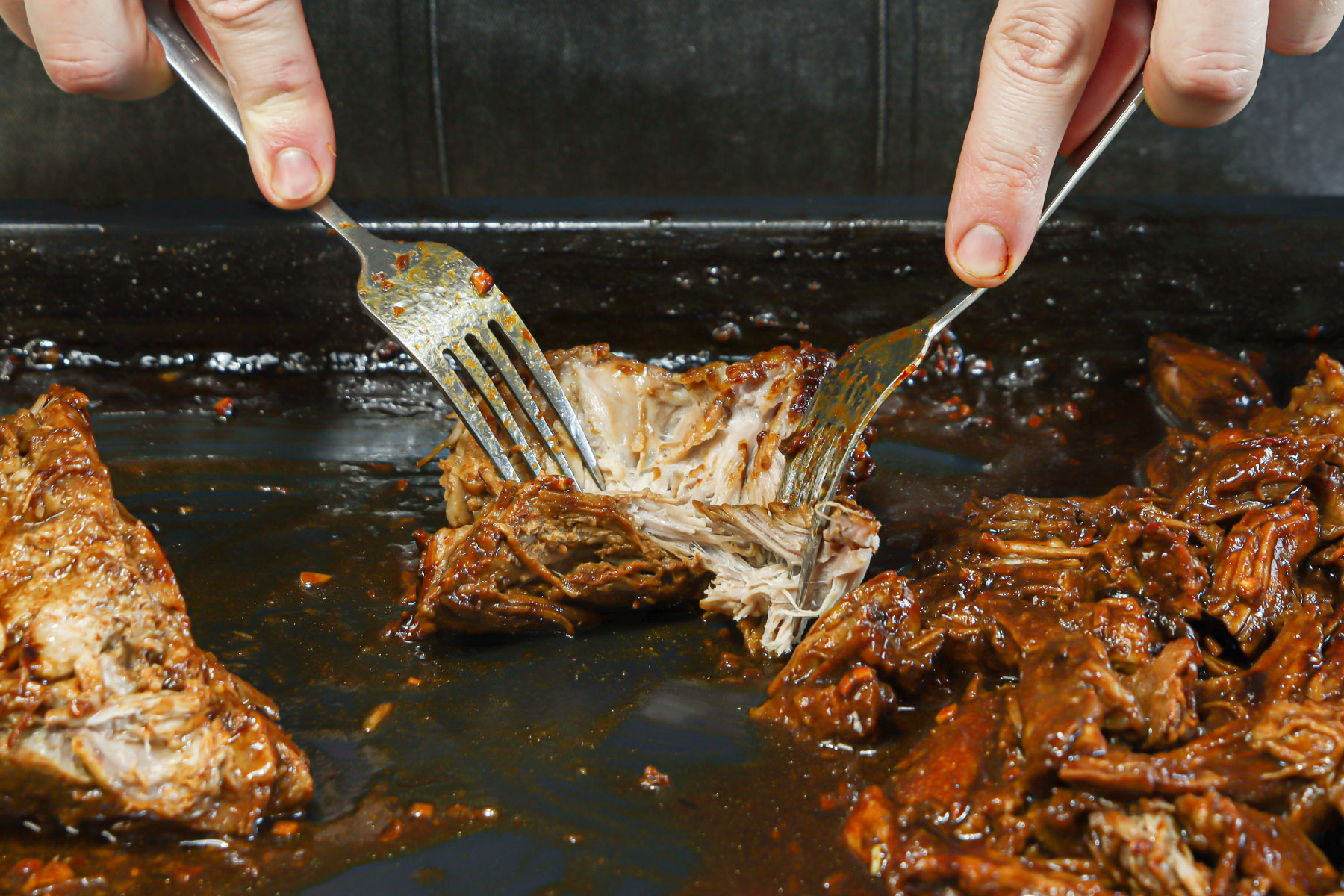Pulled Pork mit der Gabel auseinander zupfen