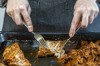 Pulled Pork mit Gabel zupfen