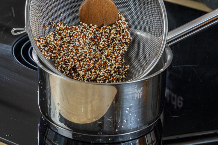 Quinoa waschen und in Topf geben