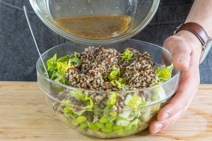 Dressing zum Quinoa Edamame Salat geben
