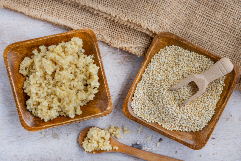 roher und gekochter Quinoa