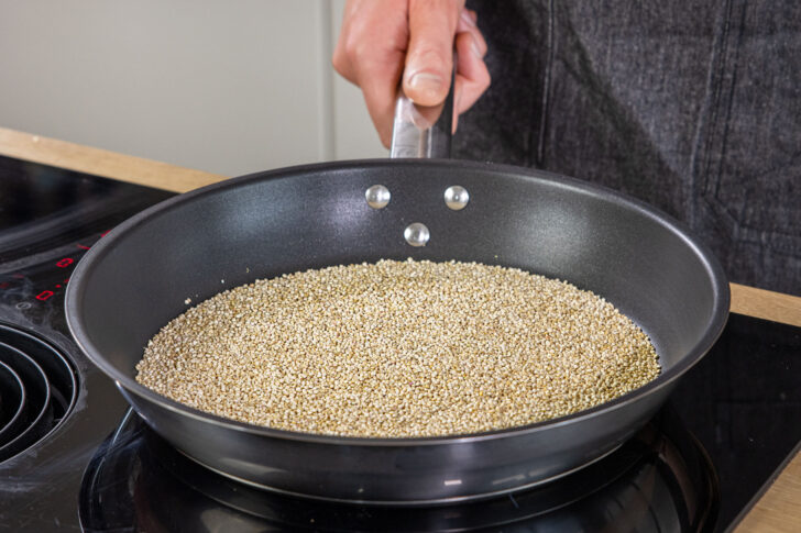 Quinoa in der Pfanne rösten