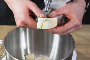 Butter dazu schneiden.