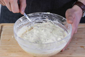 Die Füllung für die Rosenkohlquiche gut verrühren.
