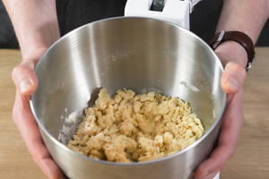 Teig für die Rosenkohlquiche mit der Maschine verkneten.