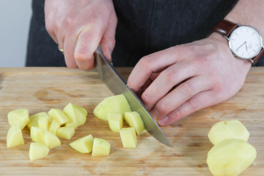 Kartoffeln klein schneiden.
