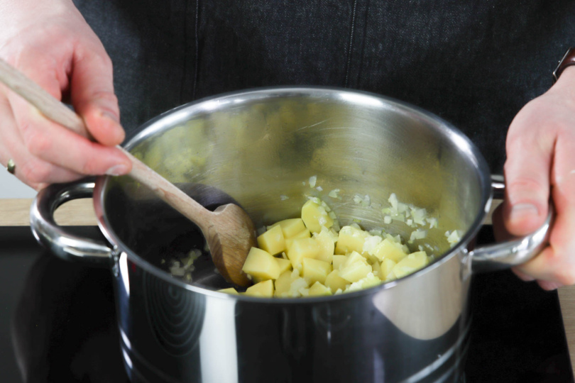 Kartoffeln anbraten.