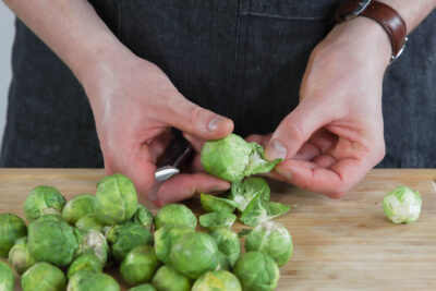 Rosenkohl putzen.