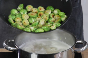 Rosenkohl in den Topf geben.