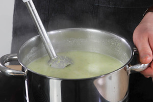 Vegane Rosenkohlsuppe pürieren.