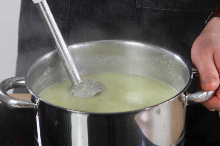 Vegane Rosenkohlsuppe pürieren.