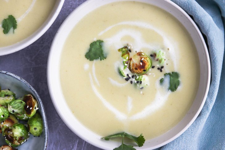 Vegane Rosenkohlsuppe mit Kokosmilch.