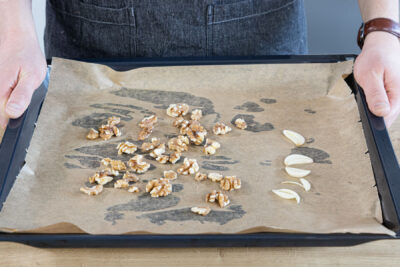 Walnüsse und Knoblauch im Backofen rösten