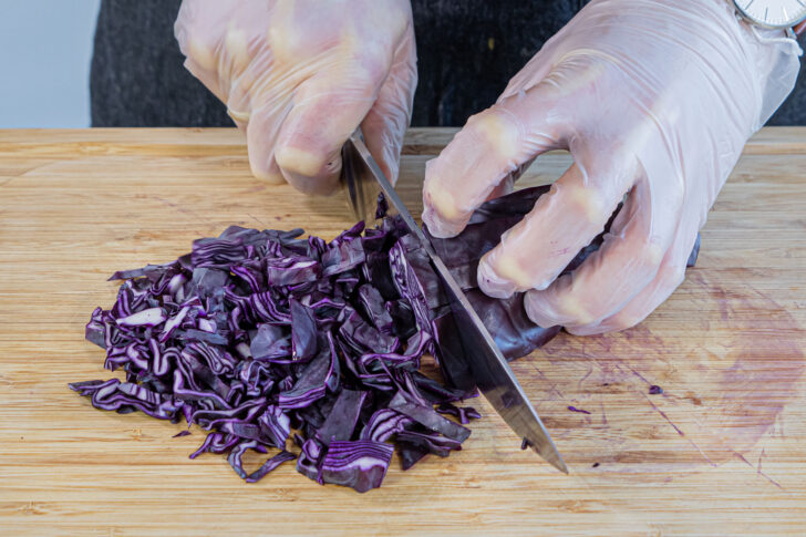 Rotkohl in Streifen schneiden