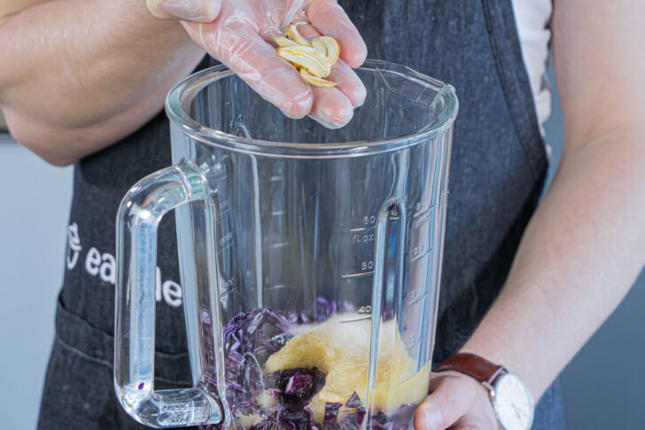 gerösteten Knoblauch mit in den Mixer geben