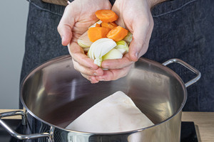 Gemüsewürfel zum Fleisch geben