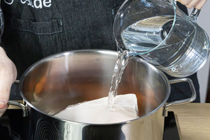Fleisch mit Wasser bedeckenund aufkochen