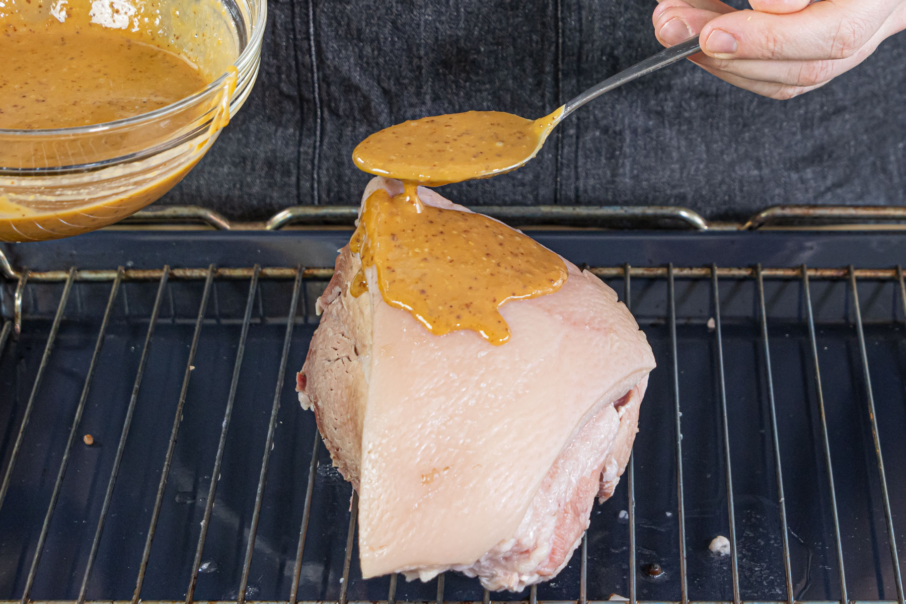 MArinade über den Osterschinken geben