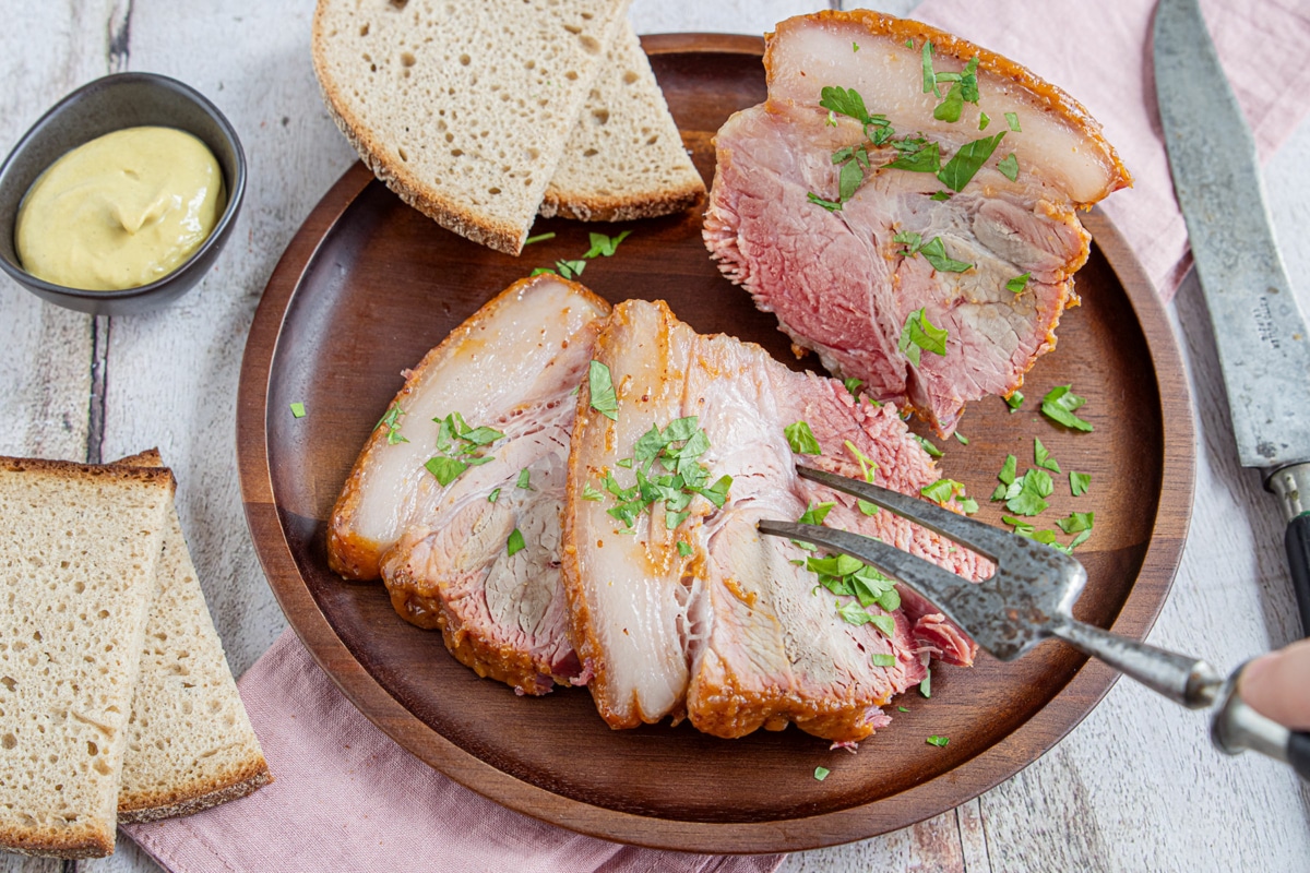 Saftiger Osterschinken mit Honig-Senf-Kruste | Rezept - eat.de