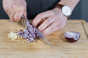 Zwiebeln und Knoblauch schneiden