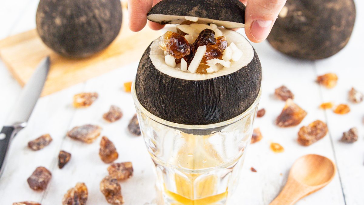 Hustensaft aus schwarzem Rettich selber machen | Rezept - eat.de