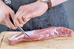 Schweinefilet von Sehnen befreien