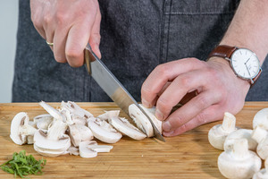 Champignons in feine Scheiben schneiden