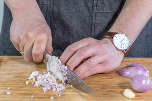 Zwiebel fein würfeln